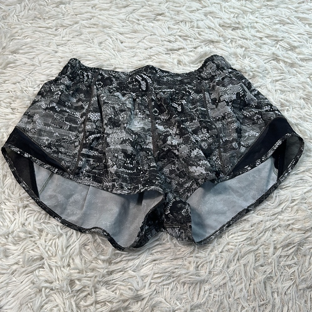 Lululemon Hotty Hot Short II *2.5" Masked Lace Starlight Black